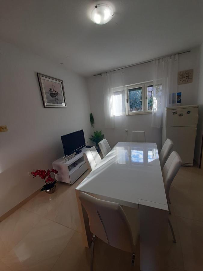 Giovanna - Spacious Lovely Apartment Supetar Exteriör bild